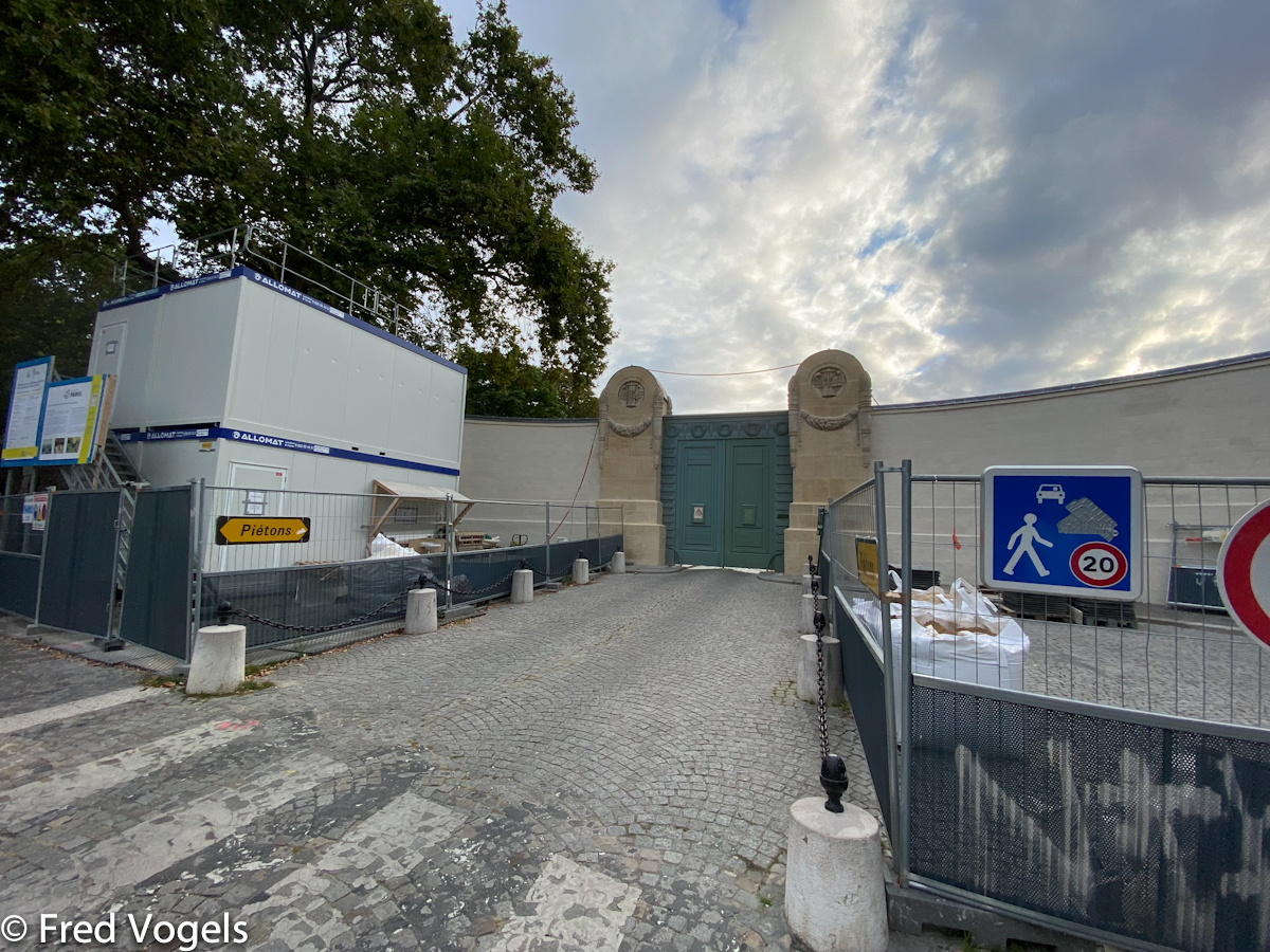 Entrance Pere Lachaise 2021-438.jpg